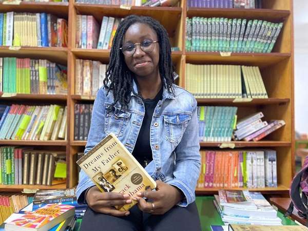 Suraiya Toni élève,  initiatrice d’un projet de collecte de livres en vue de créer une bibliothèque bilingue