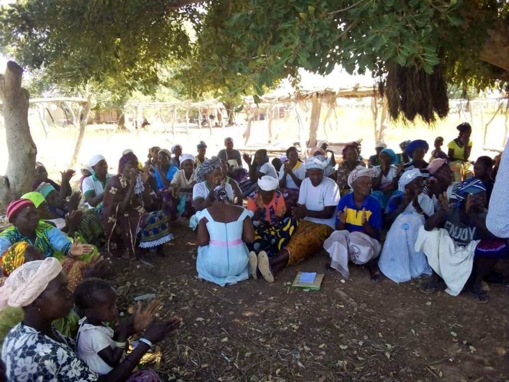 une séance de sensibilisation des femmes du REPAFER