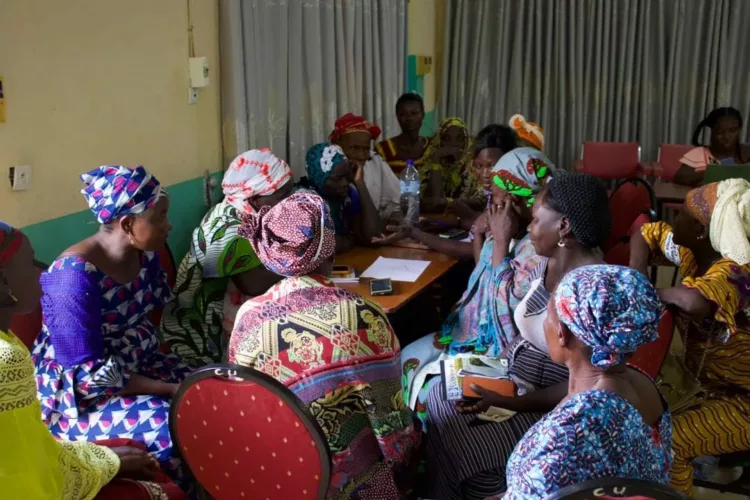 Les femmes et les jeunes filles sont formées par le WANEP BF afin d’améliorer leur participation dans les instances de prises de décision et de consolidation de la paix.