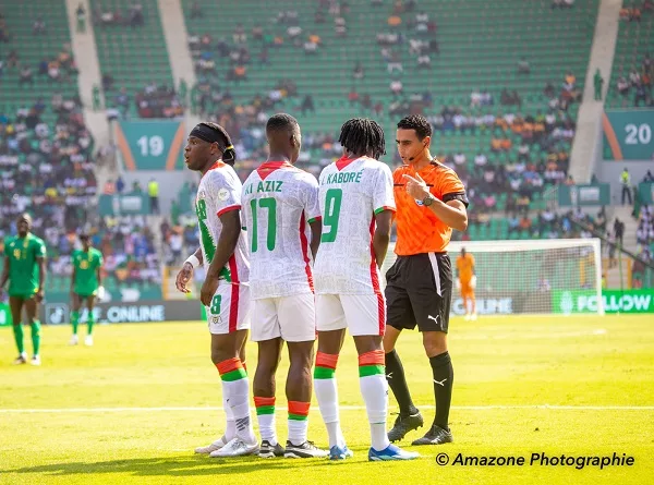 Cédric Badolo, Aziz Ky et Issa Kaboré en pleine discussion avec l'arbitre de la rencontre.