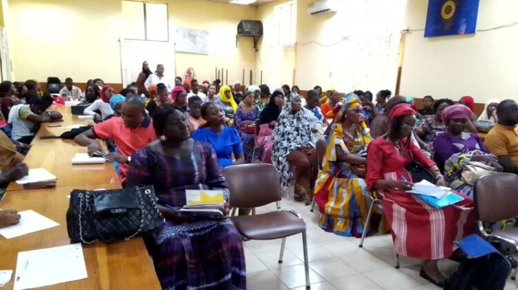 Les femmes bénéficiaires étaient face aux acteurs du monde des finances pour s’informer sur les produits et services des micro-finances.   (FINANC’ELLES 2)