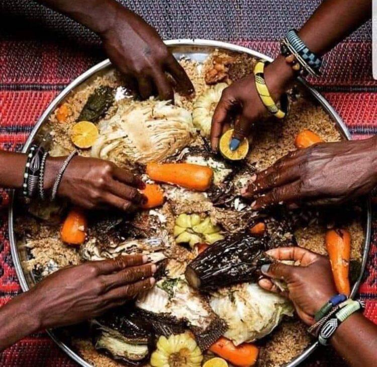Manger en groupe, une tradition africaine