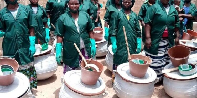 Boucle du Mouhoun : 20 femmes de l’Association d’Entraide Sociale « Benkady Sugutimoogoson outillées en technique de teinture sur tissu