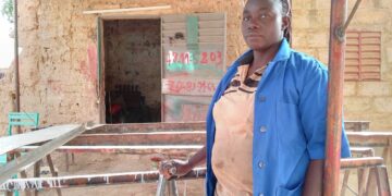 « Certains hommes refusent de travailler avec moi », Nicole Yaro, soudeuse à Koudougou