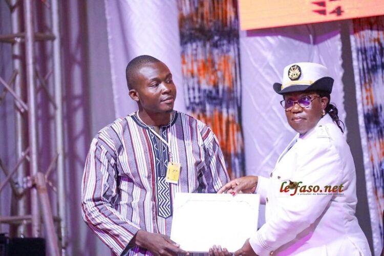 Madame le Gouverneur de la région du plateau central remet le prix au lauréat Gildas Ouédraogo