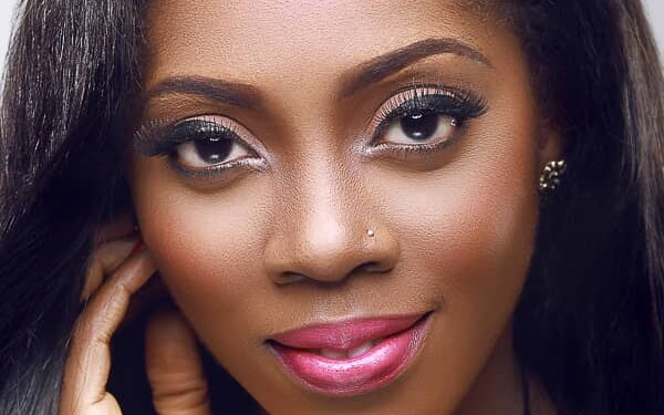 Se brosser 12 fois, c’est la règle pour pouvoir embrasser Tiwa Savage