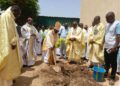 Notre Dame des Apôtres de la Patte d’Oie : Monseigneur Prosper Kontiébo plante  l’arbre du jubilé d’argent