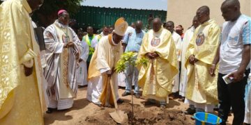 Notre Dame des Apôtres de la Patte d’Oie : Monseigneur Prosper Kontiébo plante  l’arbre du jubilé d’argent