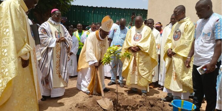 Notre Dame des Apôtres de la Patte d’Oie : Monseigneur Prosper Kontiébo plante  l’arbre du jubilé d’argent