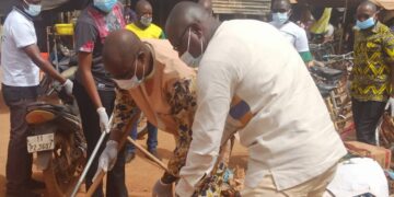 Marché de Katr Yaar : Le coup de balai de Princesse Poadiagué pour un environnement sain