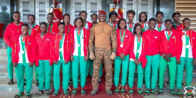 Tournoi UFOA-B :  le trophée présenté au capitaine Ibrahim Traoré