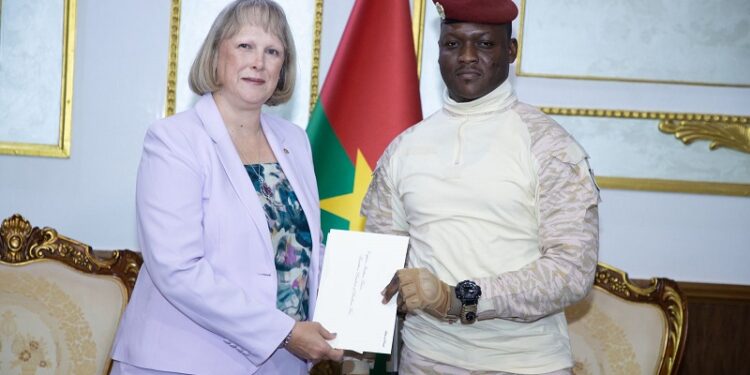 Coopération bilatérale : L’ambassadeur Selma Mansouri présente sa lettre de créance au Président du Faso
