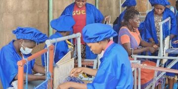 Artisanat : Une cinquantaine de femmes formées en tissage à Gaoua