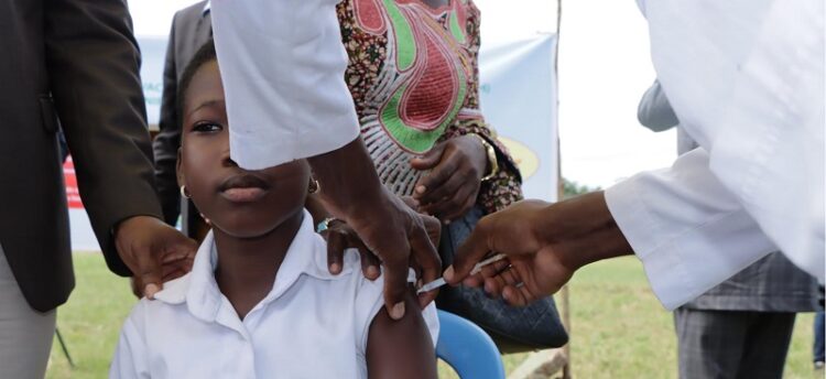 Archives, jeune fille se vaccinant contre HPV au Togo