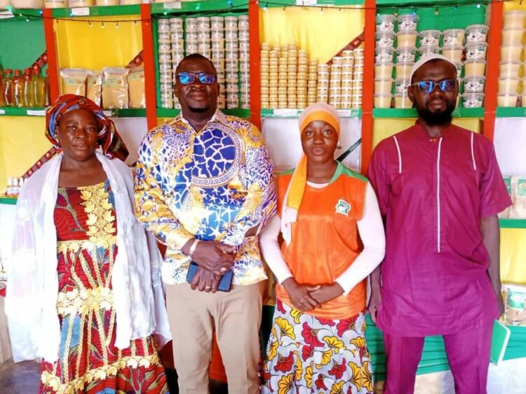 La délégation de la Direction régionale de l'action humanitaire et de la solidarité nationale du centre-est et quelques femmes de la coopérative Song-Taaba