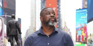 New-York : Jacob Nitièma fait briller le drapeau et des monuments burkinabè à Times Square
