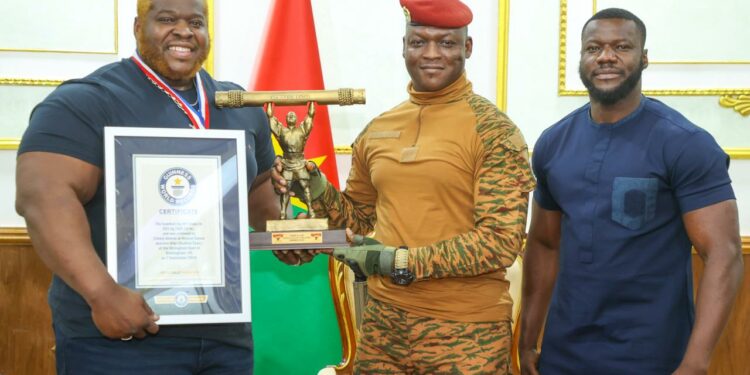 Log lift : Le Président du Faso félicite l’homme le plus fort du monde