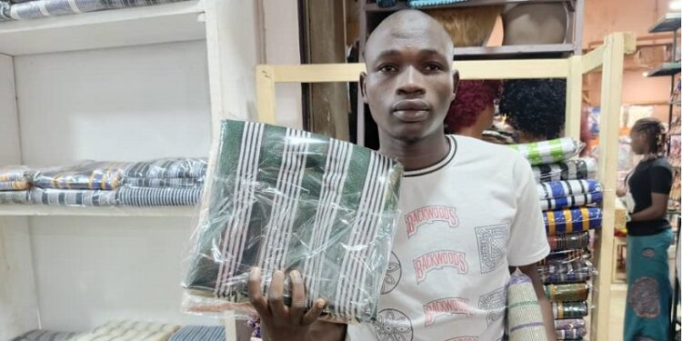 Les tenues d’école en pagnes tissés, l’autre préoccupation des parents d’élèves et commerçants