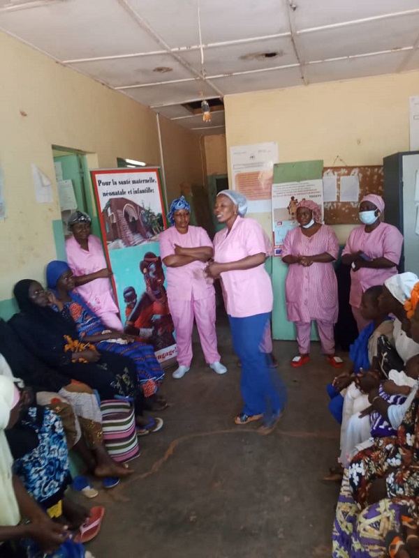 En séance de causeries Educatives sur les MGF les cancers du seins et du col, les maladies gynécologiques nécessitant la chirurgie.