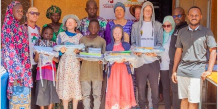 La Fondation Slamazone offre des kits scolaires aux enfants démunis