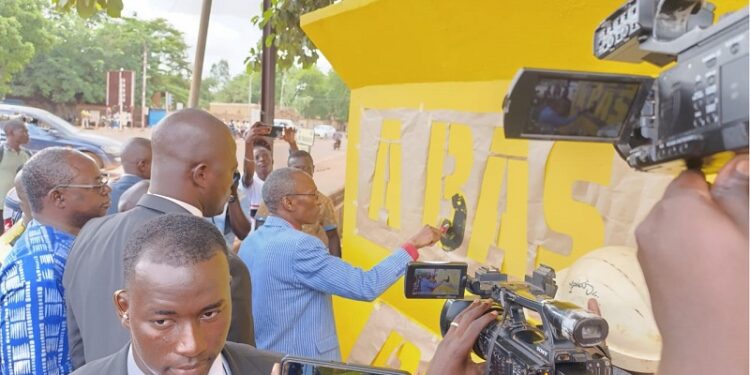 Pinceau en main, Appolinaire Kyélem matérialise la continuité de l’œuvre de Thomas Sankara