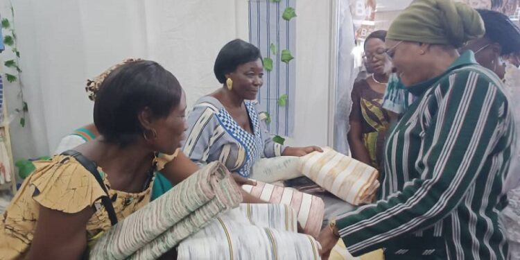 SIAO 2024 : Nandy Somé, à la découverte des stands des femmes bénéficiaires du projet 1000 métiers à tisser
