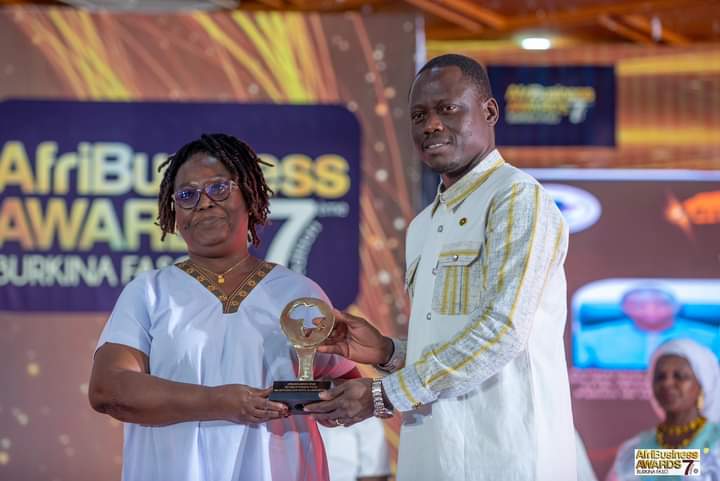 Odette Konseiga Zouré, lauréate du 1er prix. Elle reçoit son prix du ministre de la jeunesse Roland  Somda