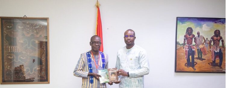 Aristide Ouédroago, écrivain présentant son oeuvre à Rimtaalba Jean-Emmanuel Ouédraogo, Ex-ministre en charge de la culture. Il est actuellement le Premier Ministre du Burkina Faso.