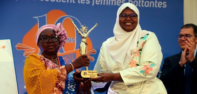 La laueéate recevant son trophée des mains de la ministre enn charge de la transition digitale Aminata Zerbo Sabane