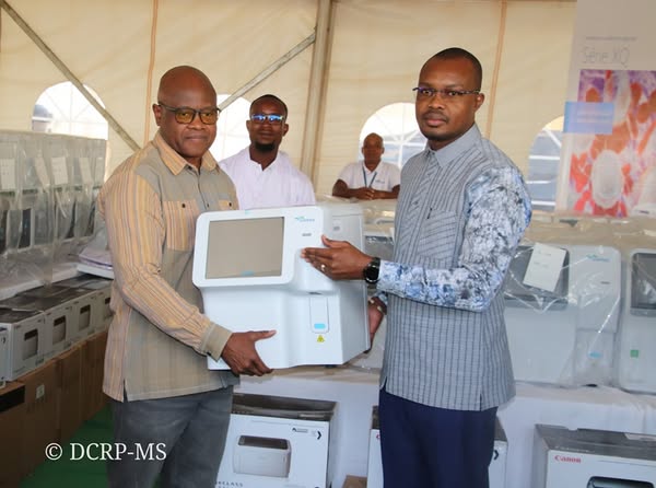 le premier ministre Rimtalba Jean Emmanuel Ouédraogo remettant un échantillon du maétéiel hospitaliers au Ministre de la santé, Lucien Robert Kargougou