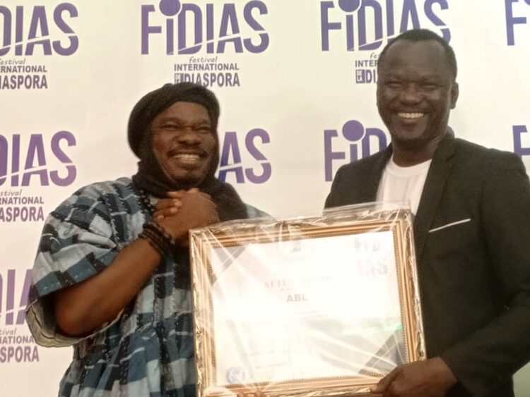 Le promoteur Abdoulaye Tabsoba ( à droite ) à côté d'un partenaire,  Simpo Servives