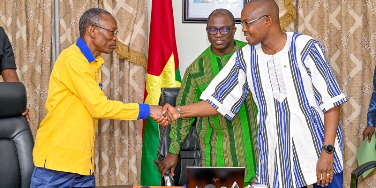 Primature : Appolinaire Kyelem de Tambèla passe le flambeau à Rimtaalba Jean Emmanuel Ouédraogo