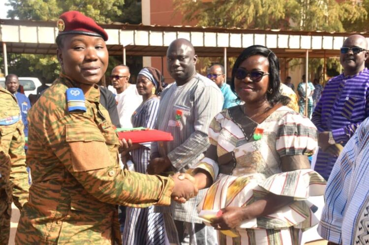 Commandant Pélagie Kabrré Kaboré, ministre de l'Action humanitaire félicitant les récipiendaires