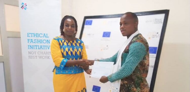 Christian Kaboré remettant une attestation à une participante