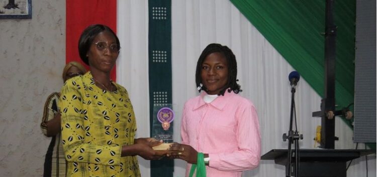 Remise de prix à la lauréate du concours