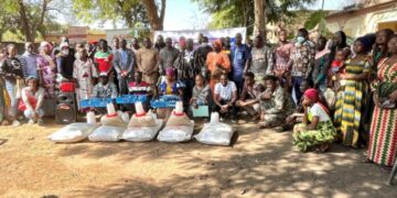 Bobo Dioulasso : 200 jeunes et femmes formés en aviculture reçoivent des kits reproducteurs et des poussins