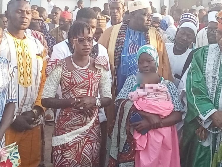 Adja Amsétou au milieu de la foule