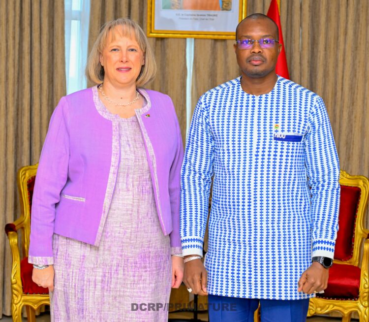Le Premier Ministre Jean Emmanuel Ouédraogo en compagnie de  l’ambassadeur des Etats-Unis d’Amérique au Burkina Faso, Joann Lockard