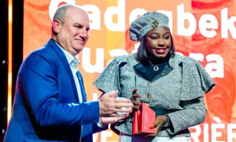 Laetitia Gadegbeku Ouattara recevant son prix