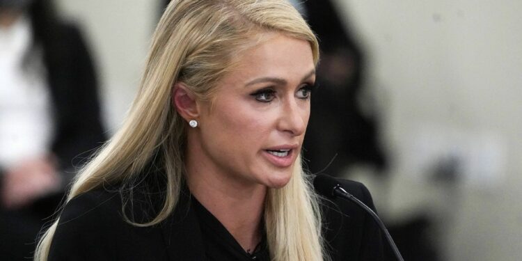 Los Angeles : Paris Hilton regarde impuissante sa maison partir en fumée