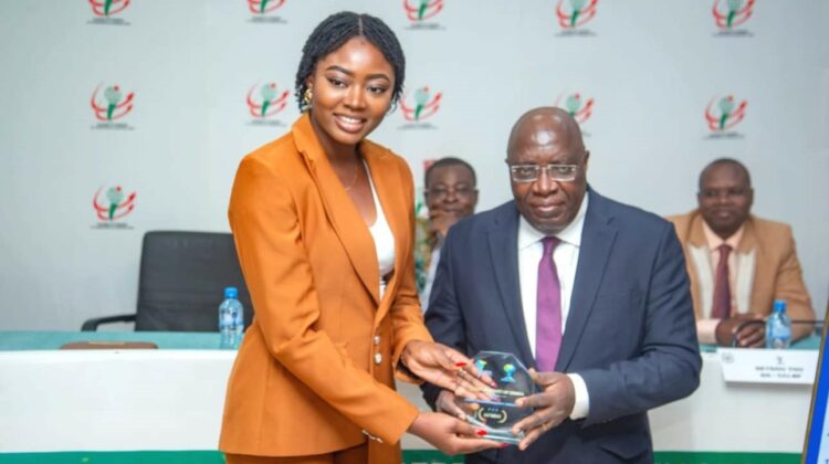 La promotrice de AS'SOUE, Princesse Séverine Assouè Poadiagué recevant le trophée