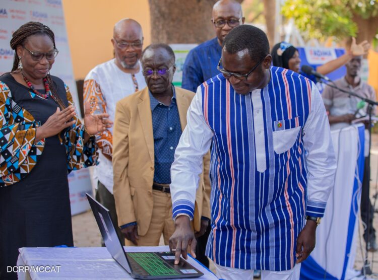 Le ministre Pingdwendé Gilbert Ouédraogo procédant au lancement officiel de Fadima Web TV
