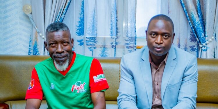 La CNSS soutient la légende de la boxe, Boum Boum avec un chèque d’un million