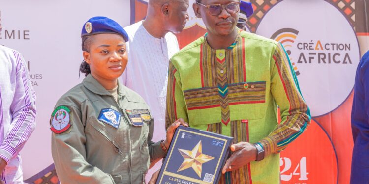 Rue des Étoiles : La première femme pilote de l’armée de l’air,  Honorine Moyenga, Honorée