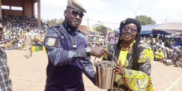 Burkina Faso: Des femmes déplacées internes font don aux FDS