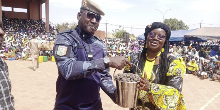 Burkina Faso: Des femmes dรฉplacรฉes internes font don aux FDS