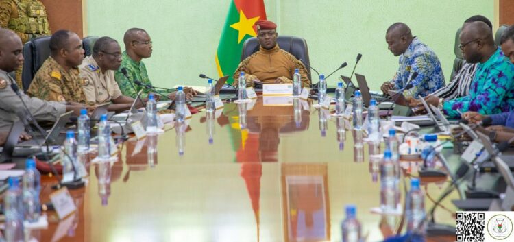 Les ministres autour du Président du Faso, le Capitaine Ibrahim Traoré