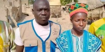 À seulement 14 ans, Béatrice KABORE, désignée cheffe par intérim de son village, incarne le leadership et le changement positif