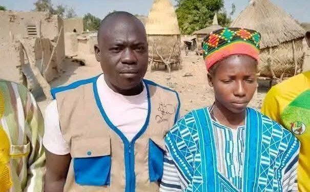 À seulement 14 ans, Béatrice KABORE, désignée cheffe par intérim de son village, incarne le leadership et le changement positif