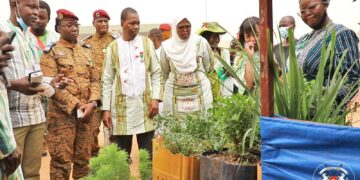 08 mars 2025: Une délégation gouvernementale contemple le savoir faire des femmes de Dédougou